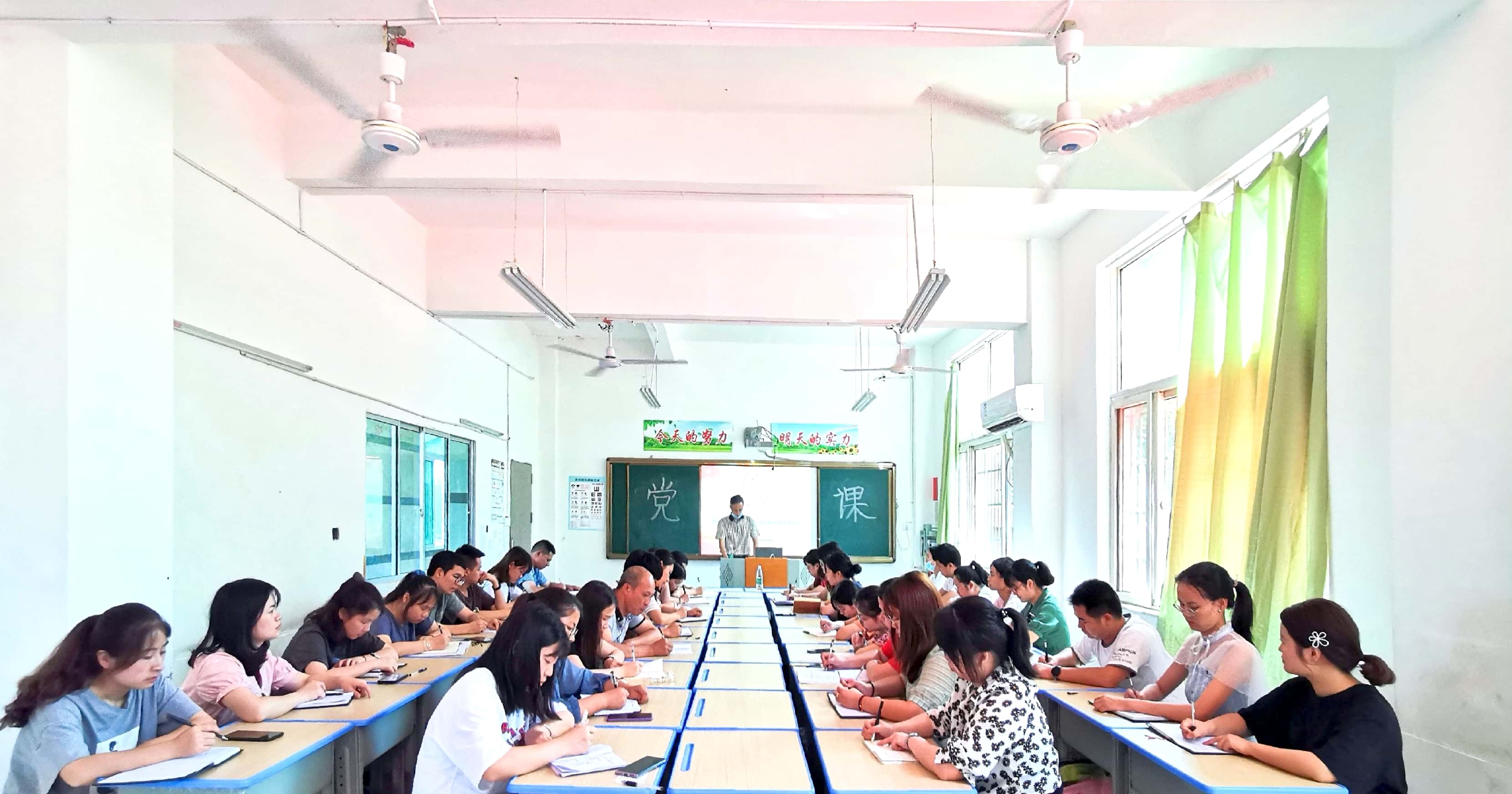 衡陽市蒸湘區(qū)仁愛實(shí)驗(yàn)中學(xué)|衡陽全日制|全寄宿|全封閉|半月假制初級中學(xué)